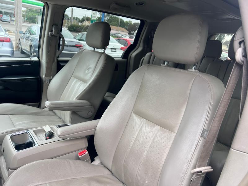 Chrysler Town & Country Touring-L 2012