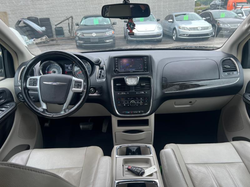 Chrysler Town & Country Touring-L 2012