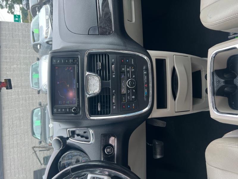 Chrysler Town & Country Touring-L 2012