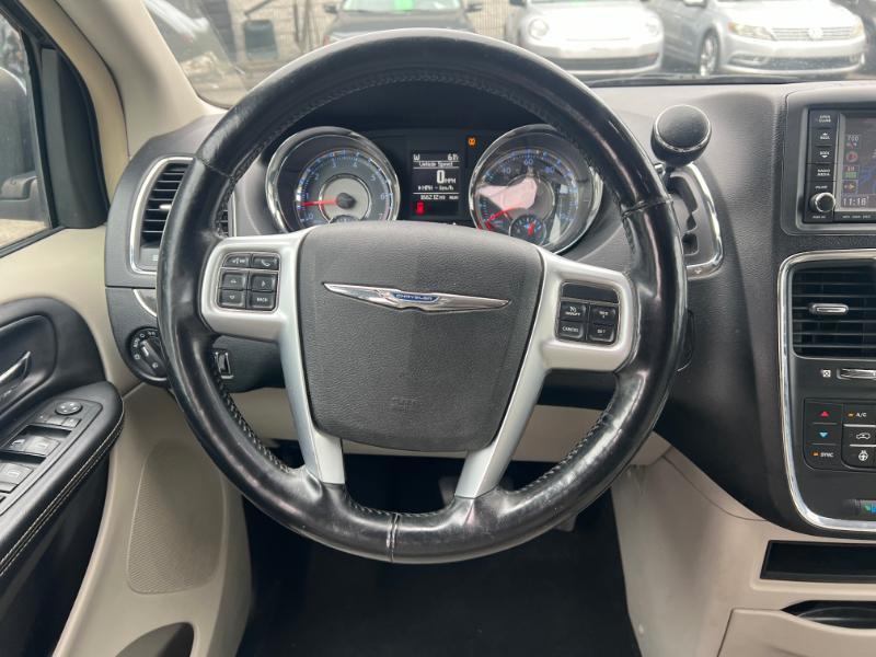 Chrysler Town & Country Touring-L 2012