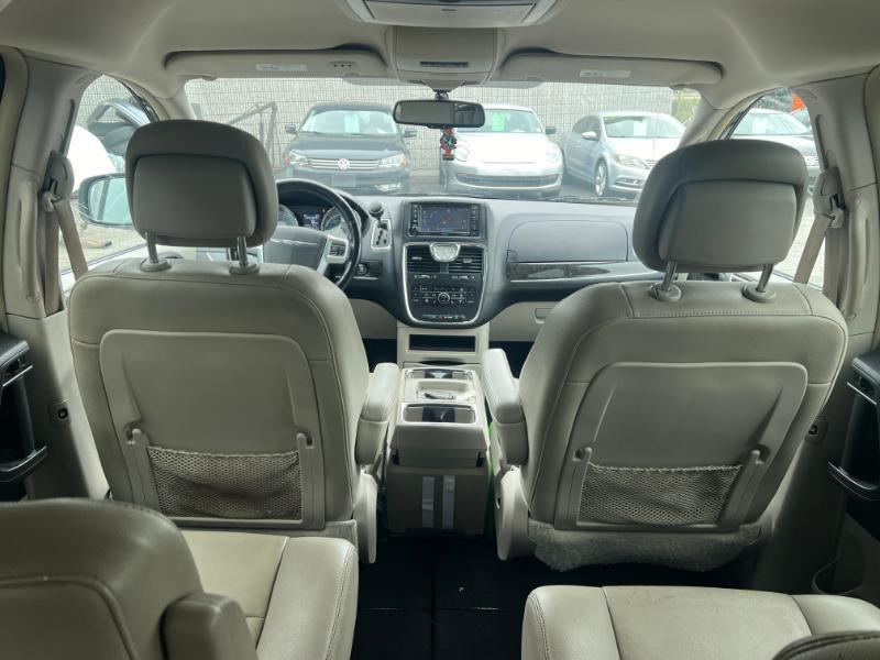 Chrysler Town & Country Touring-L 2012