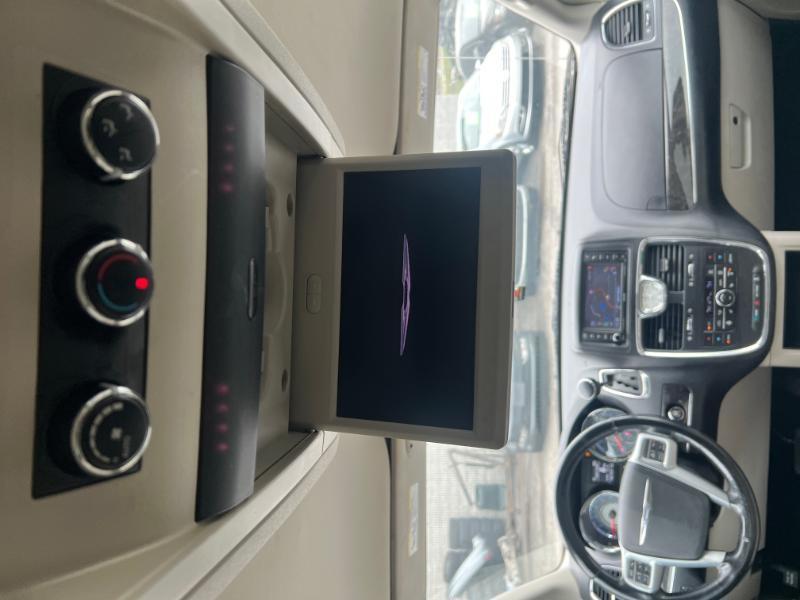Chrysler Town & Country Touring-L 2012