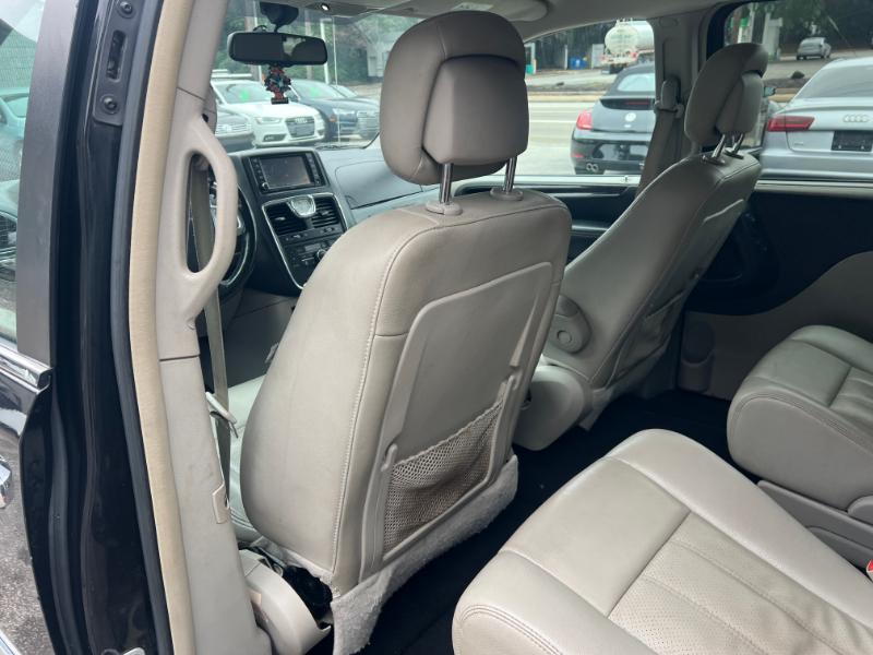 Chrysler Town & Country Touring-L 2012