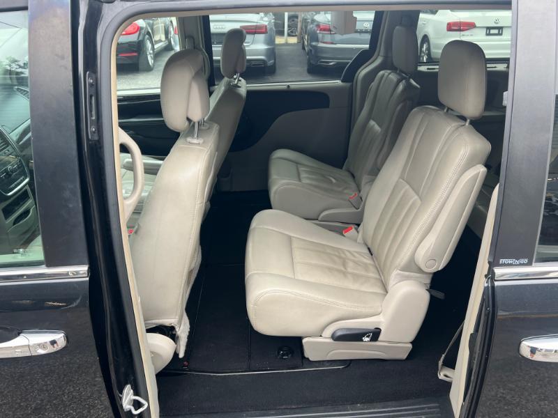Chrysler Town & Country Touring-L 2012