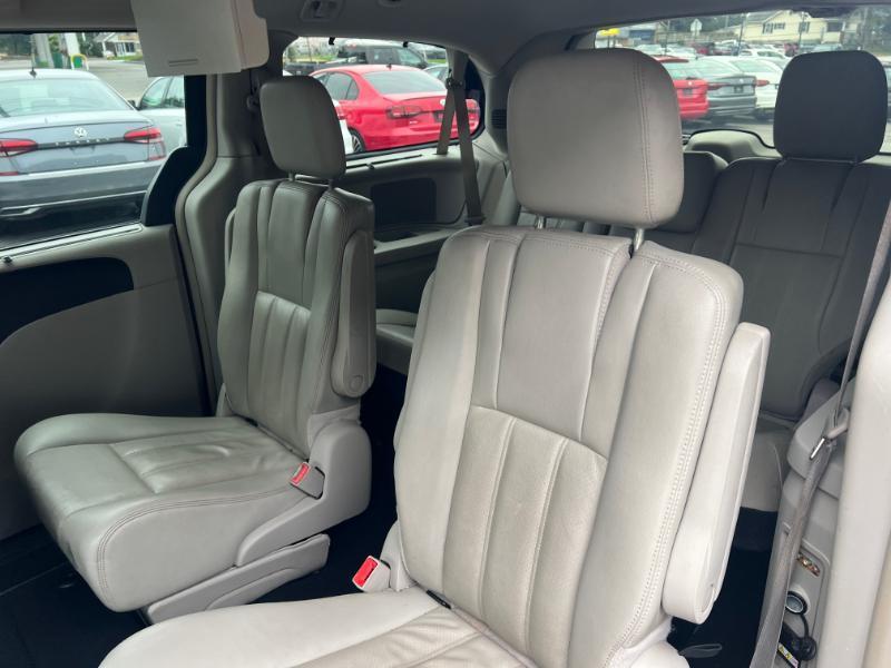 Chrysler Town & Country Touring-L 2012