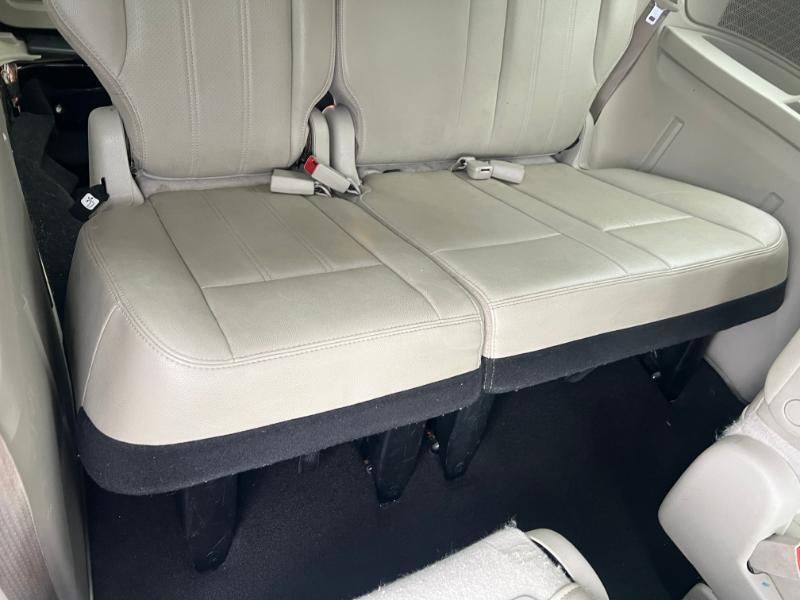 Chrysler Town & Country Touring-L 2012