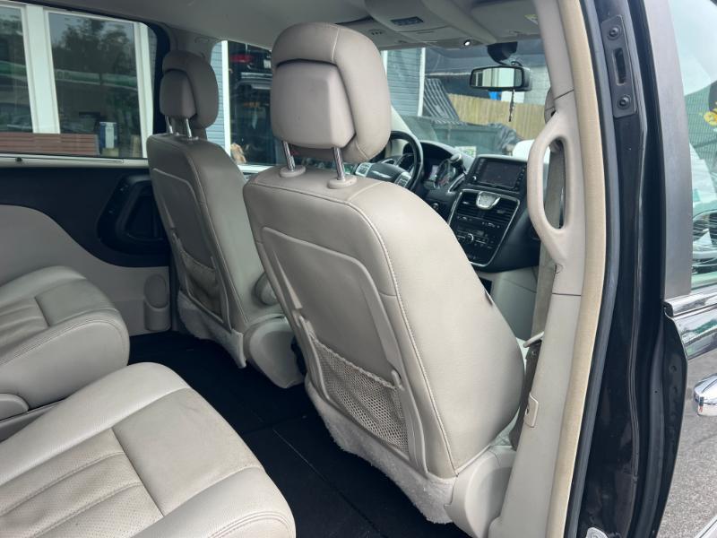 Chrysler Town & Country Touring-L 2012