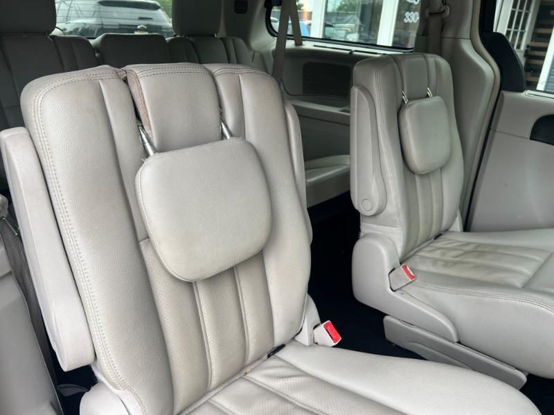 Chrysler Town & Country Touring-L 2012