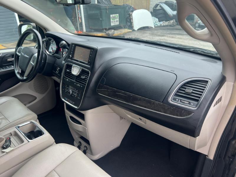 Chrysler Town & Country Touring-L 2012