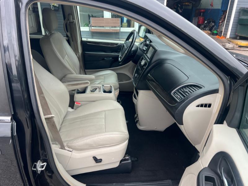 Chrysler Town & Country Touring-L 2012