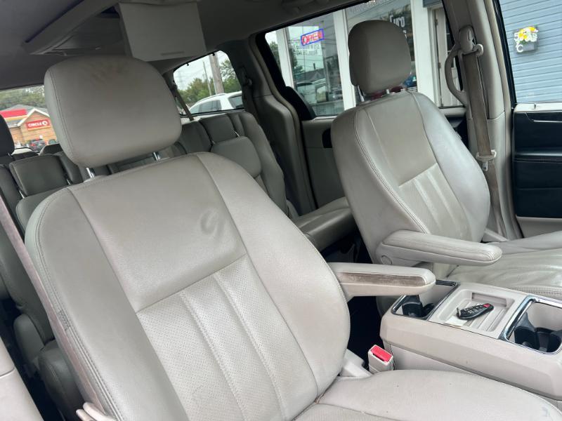 Chrysler Town & Country Touring-L 2012