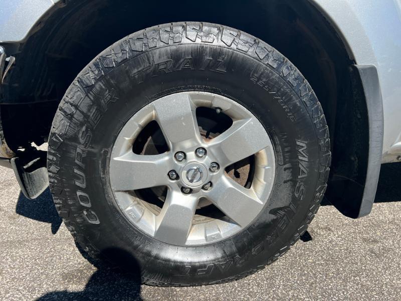 Nissan Frontier SL Crew Cab 4WD 2011