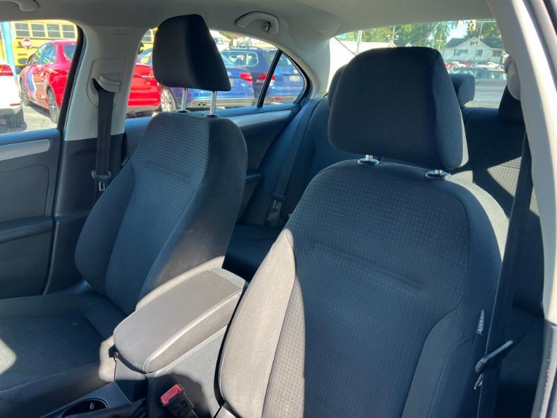 Volkswagen Jetta SE 6A 2016