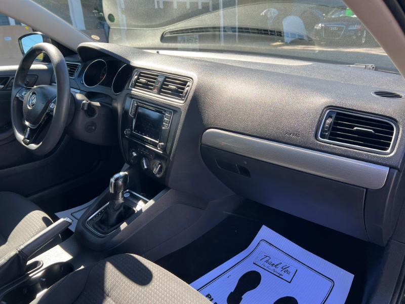 Volkswagen Jetta SE 6A 2016
