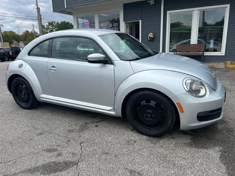 Volkswagen Beetle 2.5L w/Sunroof Sound & Nav 2012
