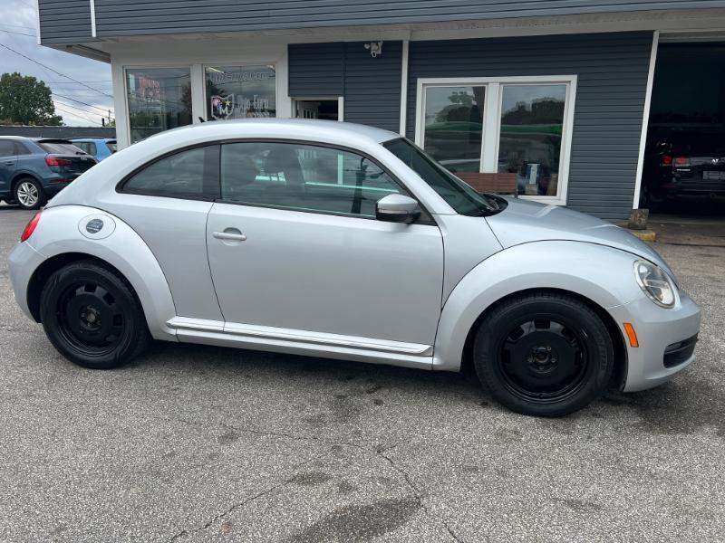 Volkswagen Beetle 2.5L w/Sunroof Sound & Nav 2012