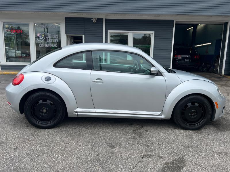 Volkswagen Beetle 2.5L w/Sunroof Sound & Nav 2012