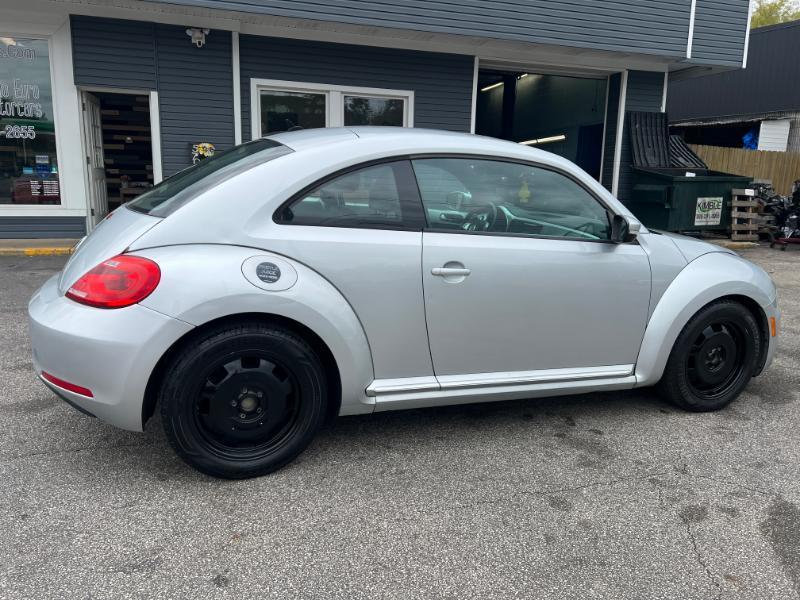 Volkswagen Beetle 2.5L w/Sunroof Sound & Nav 2012