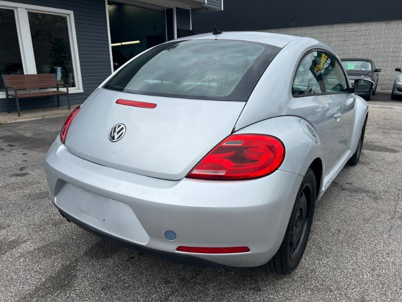 Volkswagen Beetle 2.5L w/Sunroof Sound & Nav 2012