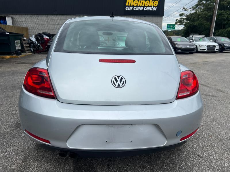 Volkswagen Beetle 2.5L w/Sunroof Sound & Nav 2012