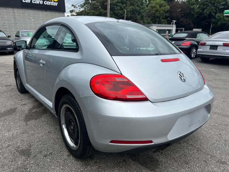 Volkswagen Beetle 2.5L w/Sunroof Sound & Nav 2012