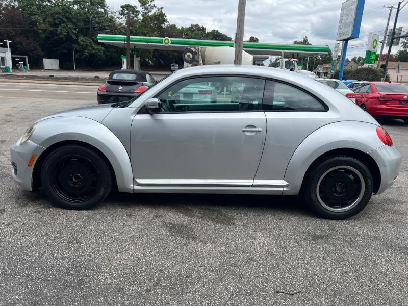 Volkswagen Beetle 2.5L w/Sunroof Sound & Nav 2012