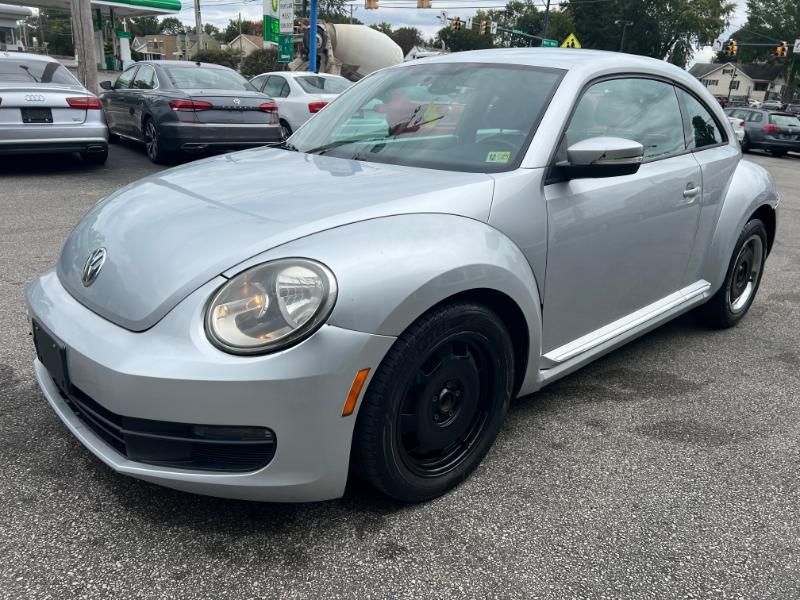 Volkswagen Beetle 2.5L w/Sunroof Sound & Nav 2012