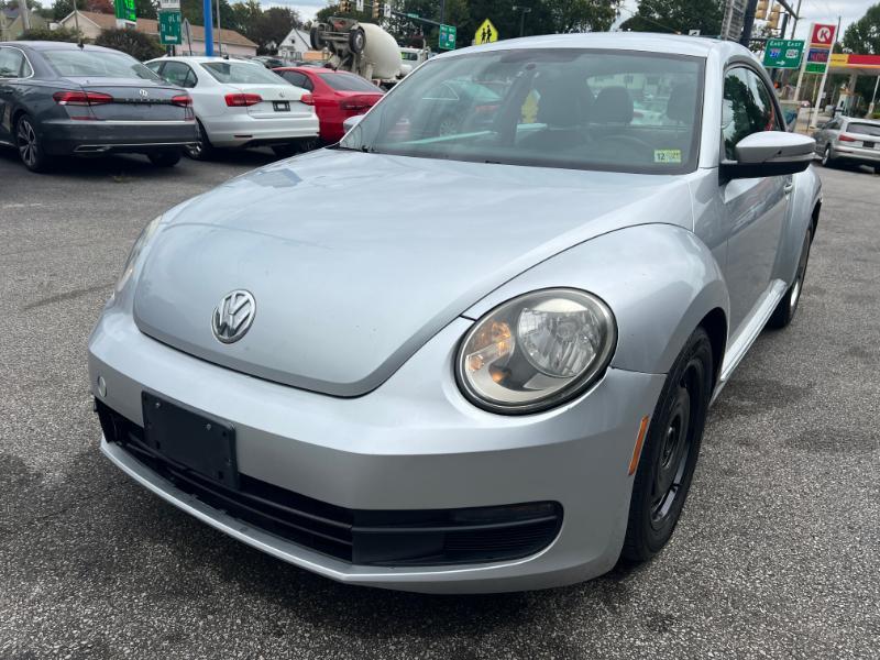 Volkswagen Beetle 2.5L w/Sunroof Sound & Nav 2012