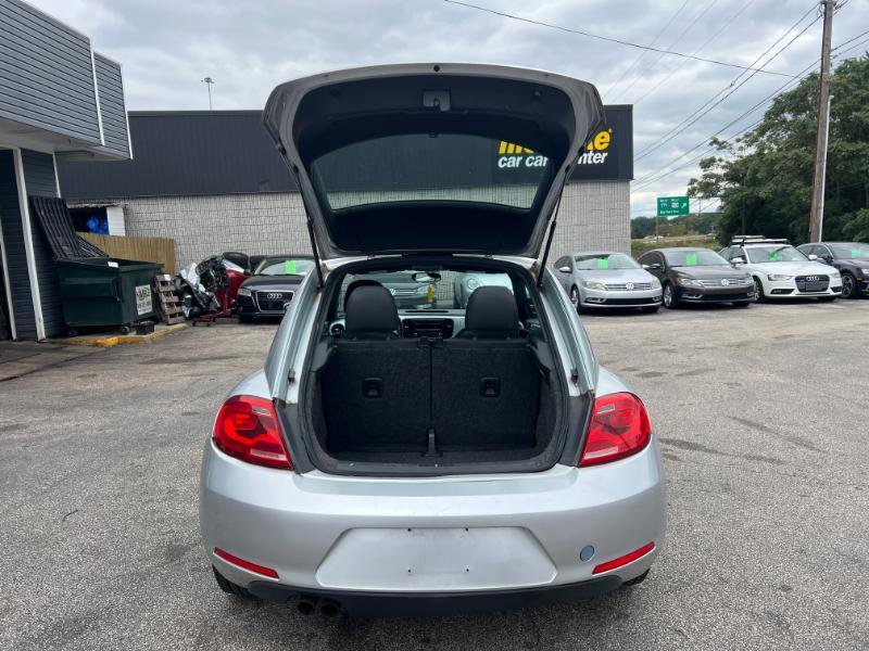 Volkswagen Beetle 2.5L w/Sunroof Sound & Nav 2012