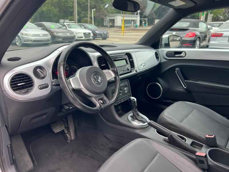Volkswagen Beetle 2.5L w/Sunroof Sound & Nav 2012