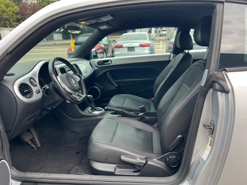 Volkswagen Beetle 2.5L w/Sunroof Sound & Nav 2012