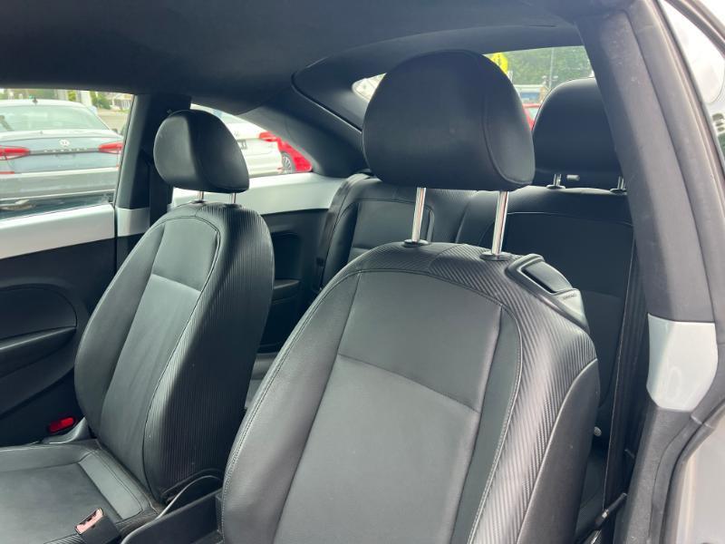 Volkswagen Beetle 2.5L w/Sunroof Sound & Nav 2012