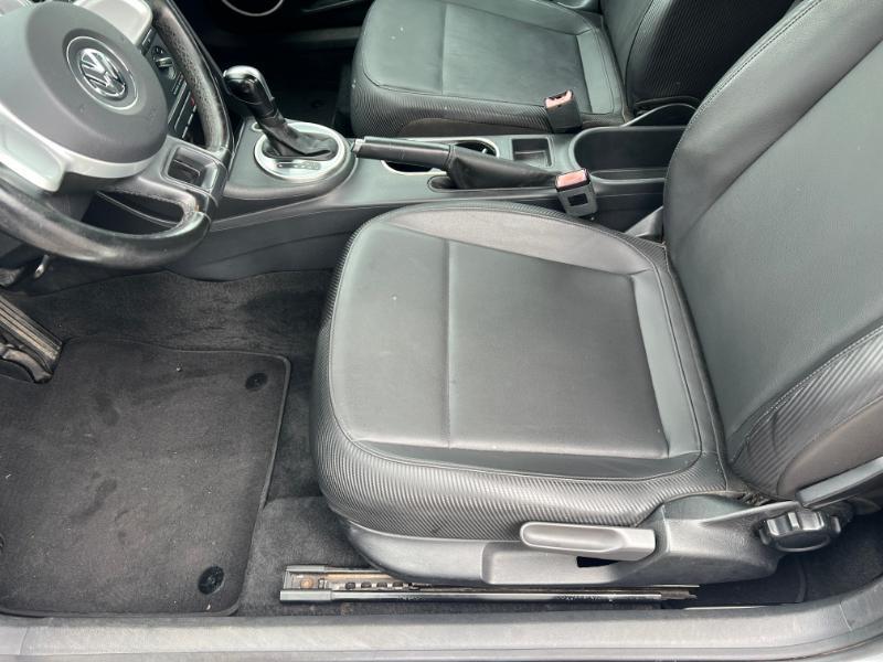Volkswagen Beetle 2.5L w/Sunroof Sound & Nav 2012