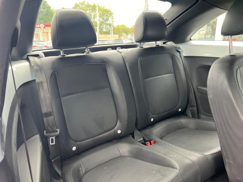 Volkswagen Beetle 2.5L w/Sunroof Sound & Nav 2012