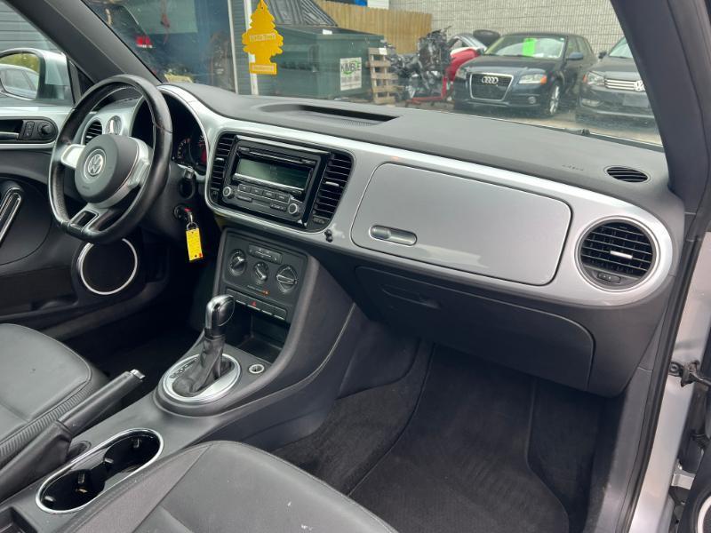 Volkswagen Beetle 2.5L w/Sunroof Sound & Nav 2012