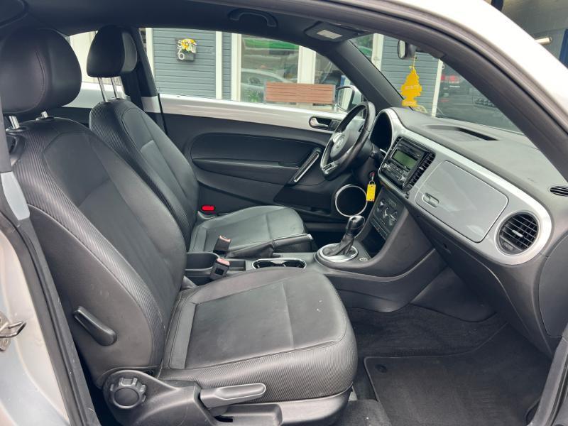 Volkswagen Beetle 2.5L w/Sunroof Sound & Nav 2012