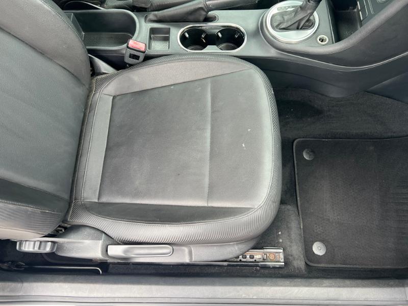 Volkswagen Beetle 2.5L w/Sunroof Sound & Nav 2012