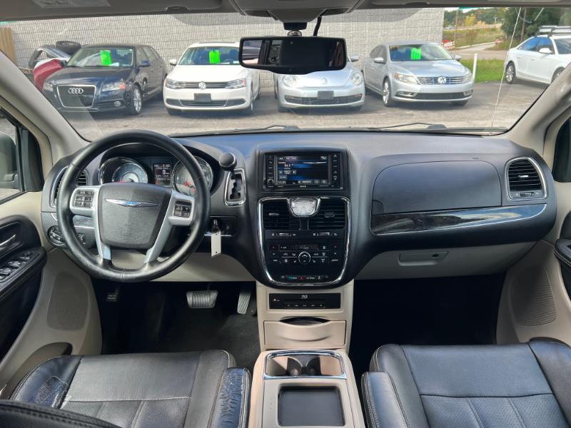 Chrysler Town & Country Touring-L 2013