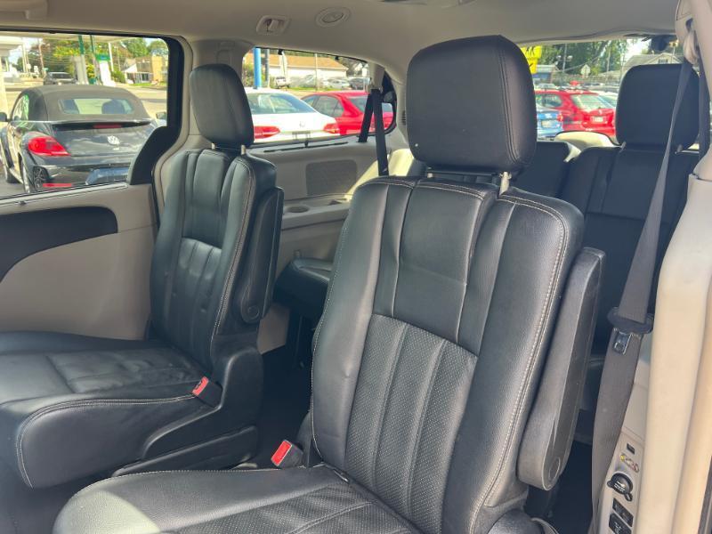 Chrysler Town & Country Touring-L 2013