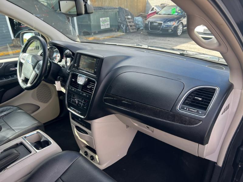 Chrysler Town & Country Touring-L 2013