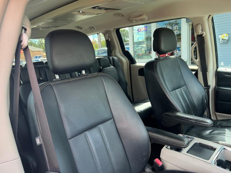Chrysler Town & Country Touring-L 2013