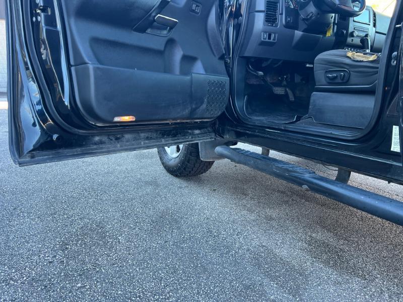 Nissan Titan SV Crew Cab 4WD 2012