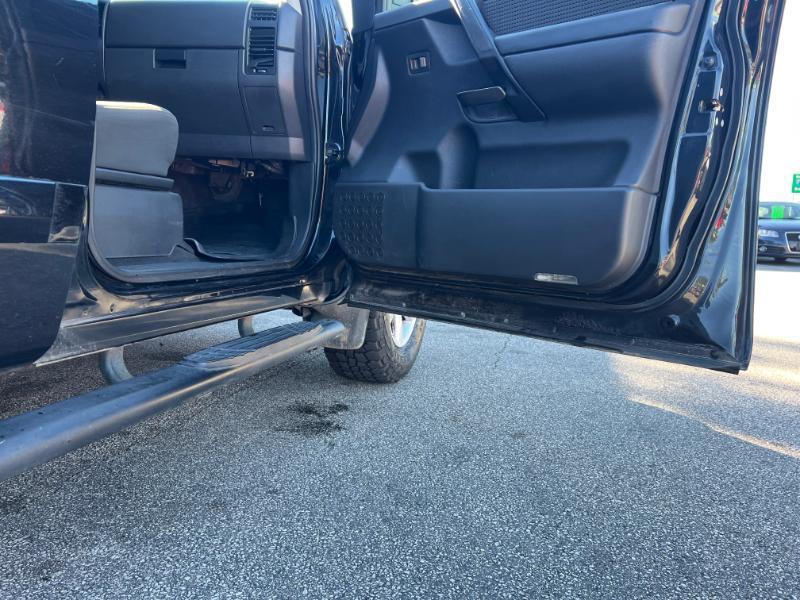 Nissan Titan SV Crew Cab 4WD 2012