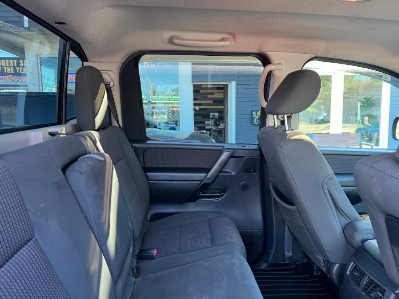 Nissan Titan SV Crew Cab 4WD 2012