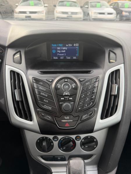 Ford Focus SE Sedan 2012