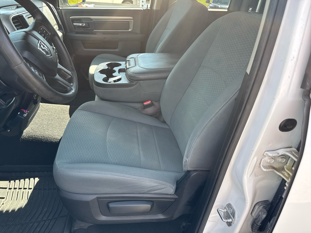 2016 Ram 1500 SLT photo 4