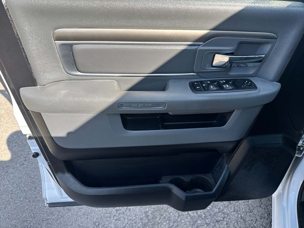 2016 Ram 1500 SLT photo 5