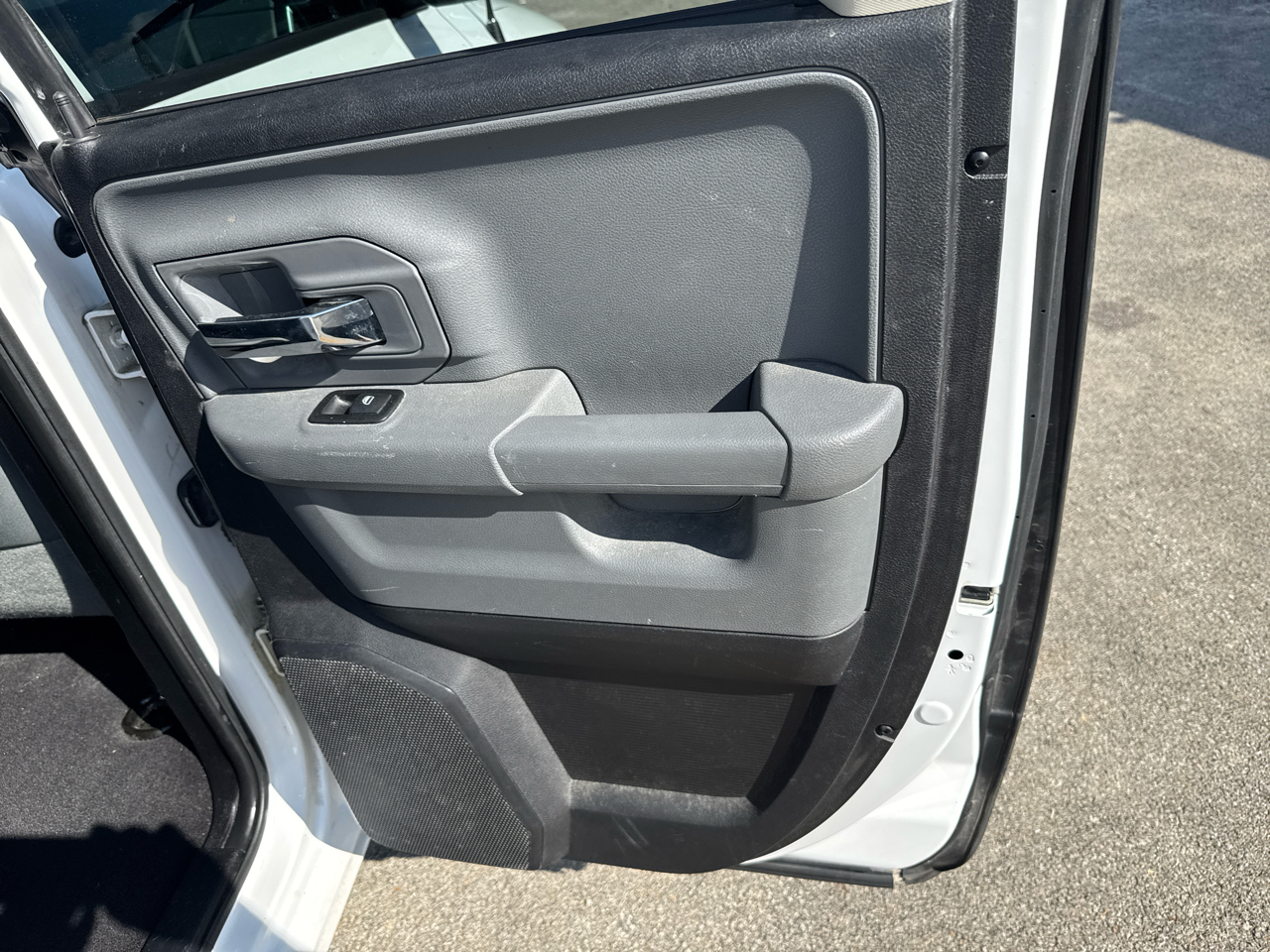 2016 Ram 1500 SLT photo 9