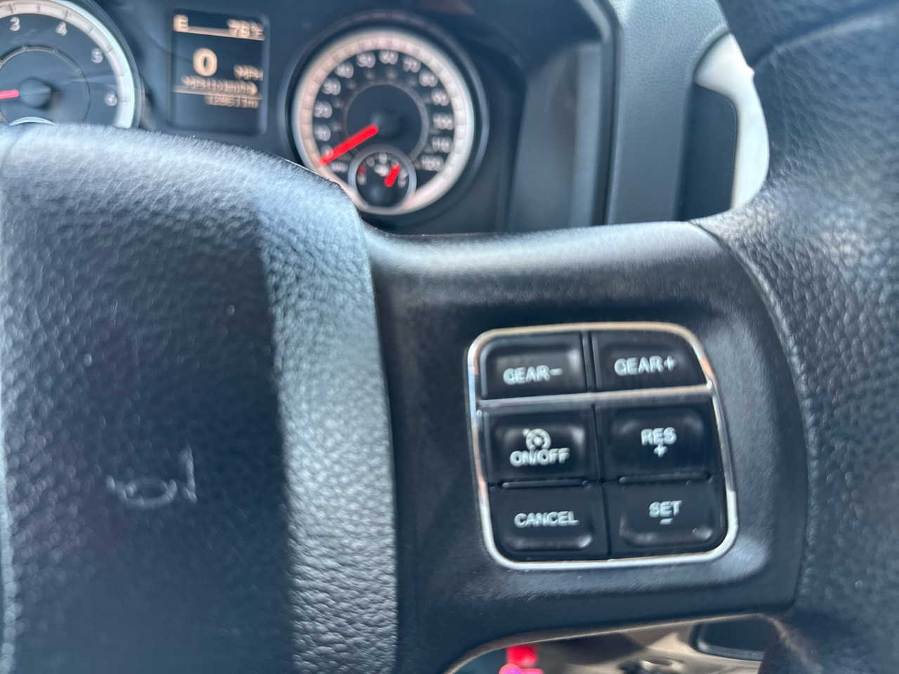2016 Ram 1500 SLT photo 12