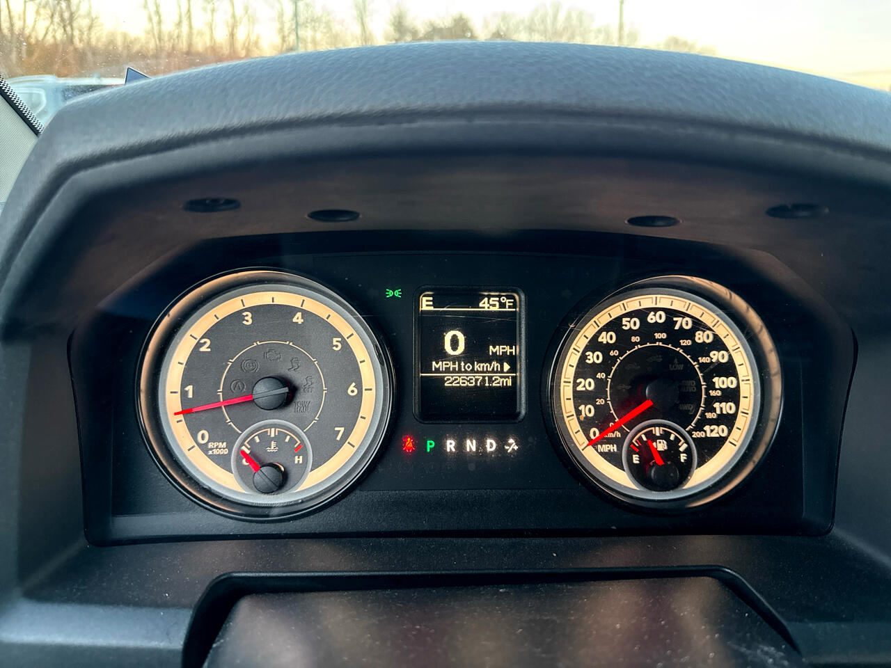 RAM 1500 4WD Quad Cab 140.5" SLT 2015